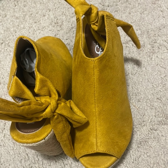 Refresh Shoes - Brand new mustard wedges